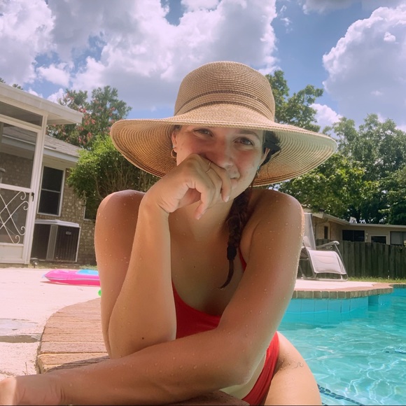 Meet your Posher, Laura - Picture 2 of 3